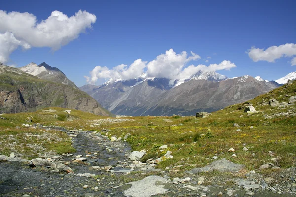 Rivier in alp bergen, Zwitserland — Stockfoto