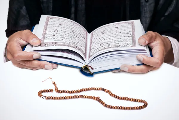 Estudiante estudiando Islam — Foto de Stock