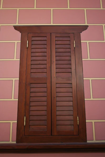 Kapının iki yanındaki palmiye ağaçları ile — Stok fotoğraf