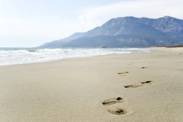 Urme de pași pe plajă — Fotografie, imagine de stoc