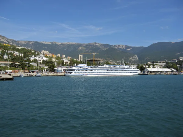 Großes Kreuzfahrtschiff, Yalta — Stockfoto