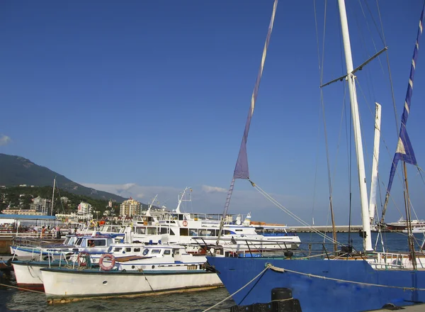 Lite cruise båtarna och yachterna i hamnen, Jalta, Krim, Ukraina — Stockfoto
