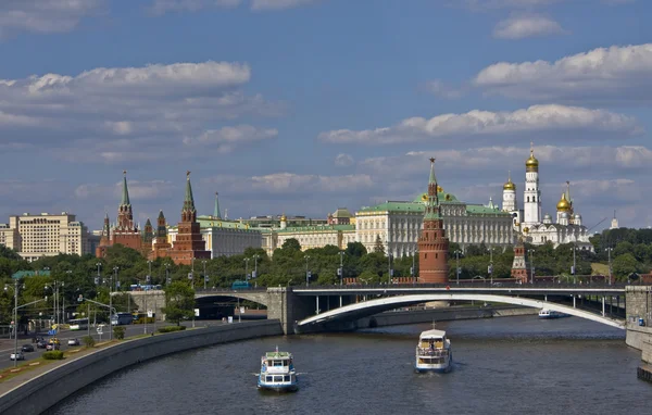 Moscú, Kremlin y puente — Foto de Stock
