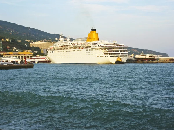 Big cruise ship, Yalta — Stock Photo, Image