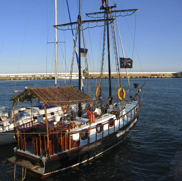 Yate de vela en estilo retro con bandera pirata —  Fotos de Stock