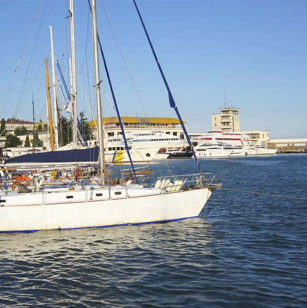 Barche a vela in porto, Yalta, Crimea, Mar Nero in Ucraina — Foto Stock