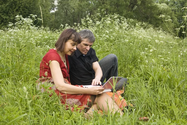 Couple with note-book — Stock Photo, Image