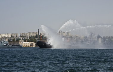 Karadeniz kıyısındaki Kırım bölgesinde Sivastopol kasabasında deniz paraşütündeki askeri gemi.