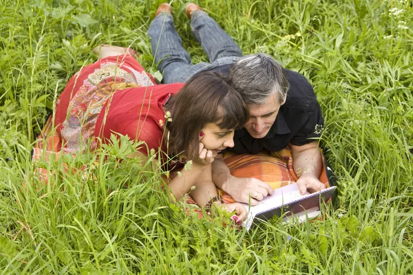 Couple with notebook — Stock Photo, Image