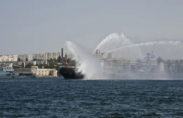 Karadeniz Kıyısındaki Kırım Bölgesinde Sivastopol Kasabasında Deniz Paraşütündeki Askeri Gemi — Stok fotoğraf