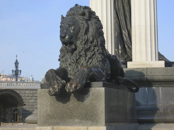 Leão de escultura perto da catedral de Jesus Cristo Salvador, Moscou — Fotografia de Stock