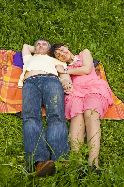 Paar slapen op gras — Stockfoto