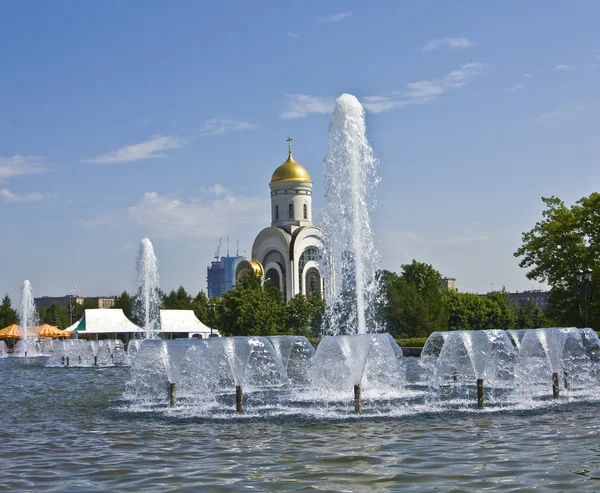 Moscú, iglesia de San Jorge y foutains —  Fotos de Stock
