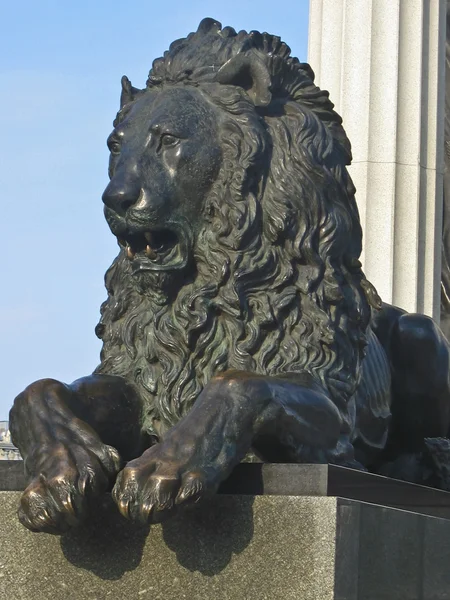 Statue of lion near cathedral of Jesus Christ, Moscow — 스톡 사진