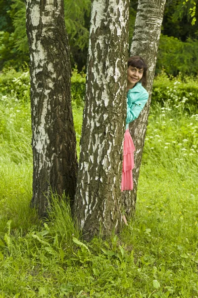 Wanita muda di dekat pohon birch — Stok Foto
