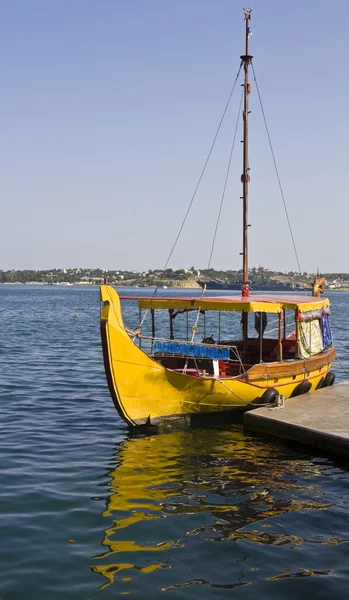 Sarı retro tekne — Stok fotoğraf