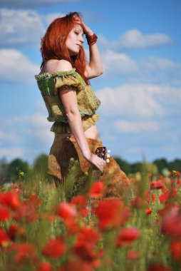 Gelincik tarlasında kız