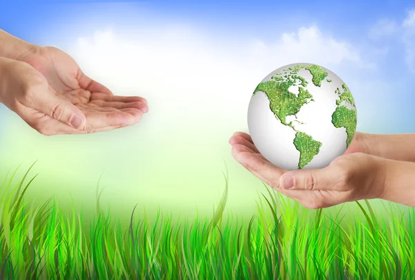Mãos a segurar o globo. Conceito de energia ambiental . — Fotografia de Stock