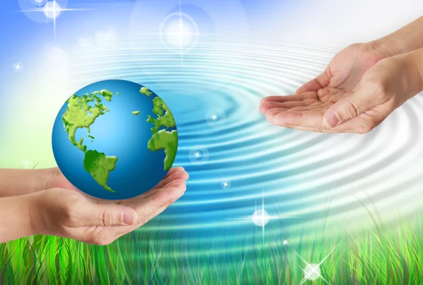 Handen met globe. milieu energieconcept. — Stockfoto