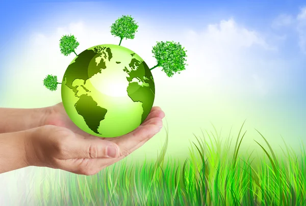 Manos sosteniendo el globo. Concepto de energía ambiental . —  Fotos de Stock
