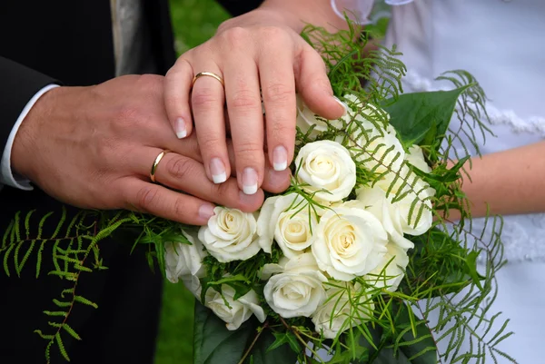 Snubní prsteny svatební den — Stock fotografie