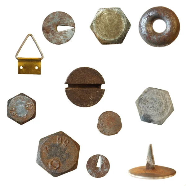 Oude roestige schroefkoppen, bouten, oude metalen pin op witte achtergrond — Stockfoto