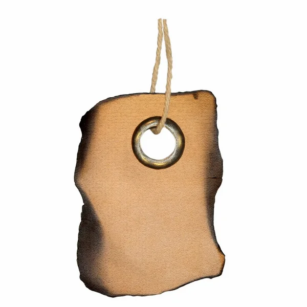 Старий палаючий коричневий картон Тег ізольований на білому тлі — стокове фото