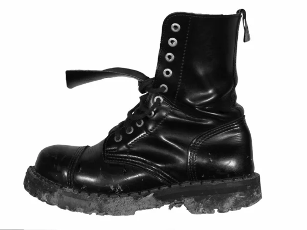 Czarny wojskowych zabłocone buty na białym tle — Zdjęcie stockowe