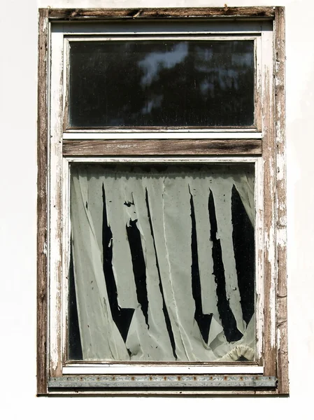 หน้าต่างเก่าของ Grunge ถูกแยกจากพื้นหลังสีขาว — ภาพถ่ายสต็อก