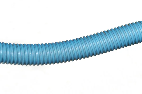 Синяя пластиковая труба изолирована на белом фоне текстуры — стоковое фото