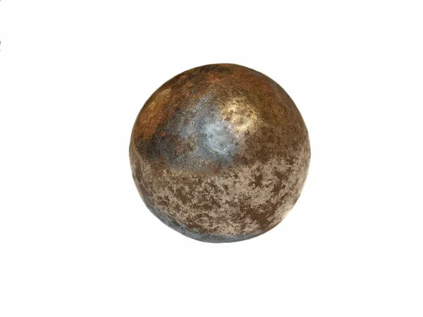 Vecchia palla di ferro arrugginito metallo isolato su sfondo bianco — Foto Stock