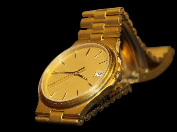 Złoty zegarek na białym tle na czarnym tle — Zdjęcie stockowe