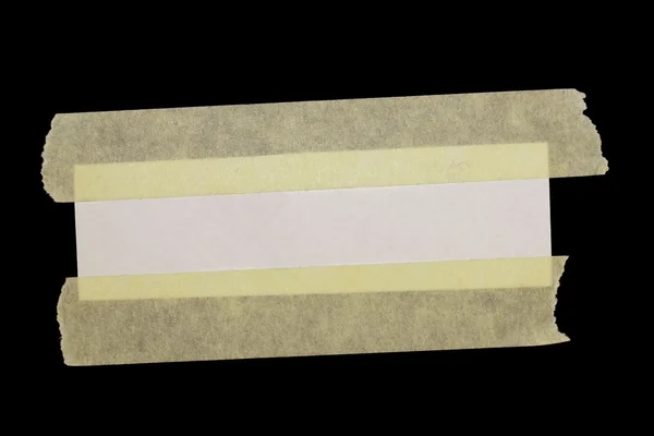 紙のスクラップと黒の背景に分離したマスキング テープ — ストック写真