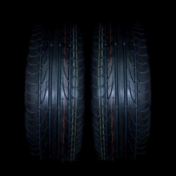 Neumático de coche sobre fondo negro — Foto de Stock