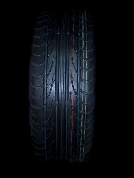 검은 배경의 자동차 타이어 — 스톡 사진