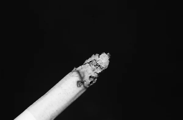 黑色背景上孤立的吸烟香烟 — 图库照片