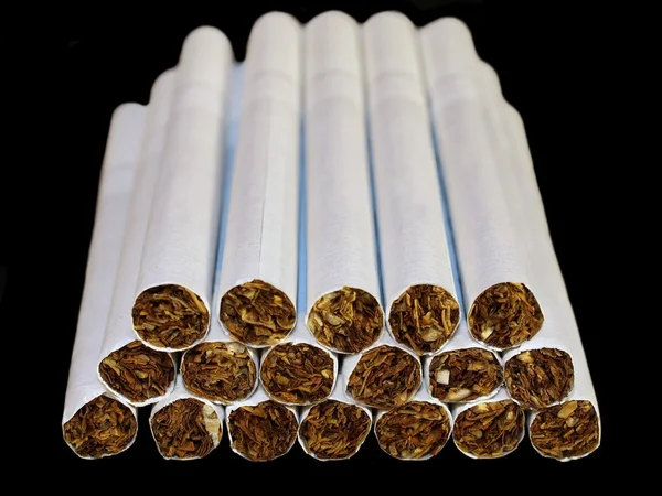 Fumar cigarros isolados em fundo preto — Fotografia de Stock