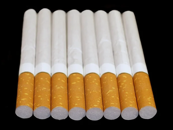 Kouření cigaret, izolované na černém pozadí — Stock fotografie