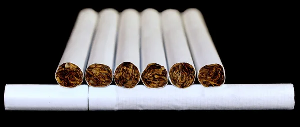 Fumer des cigarettes isolées sur fond noir — Photo