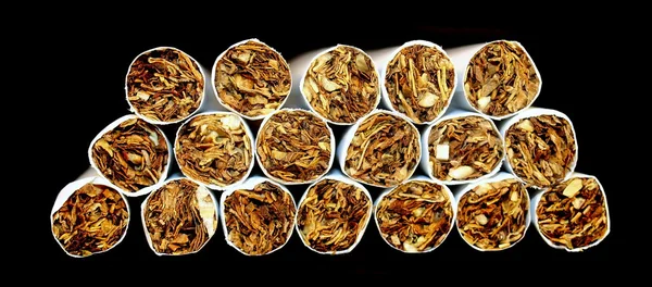 Fumar cigarros isolados em fundo preto — Fotografia de Stock