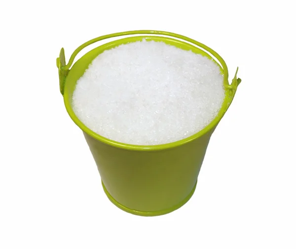 설탕과 흰 배경에 고립 된 녹색 양동이 — 스톡 사진