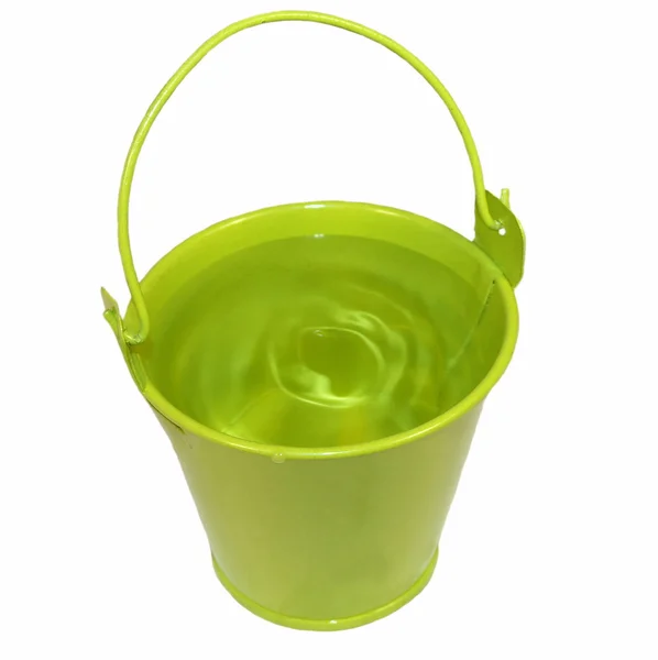 Zelený plechový kbelík s vodou izolovaných na bílém pozadí — Stock fotografie