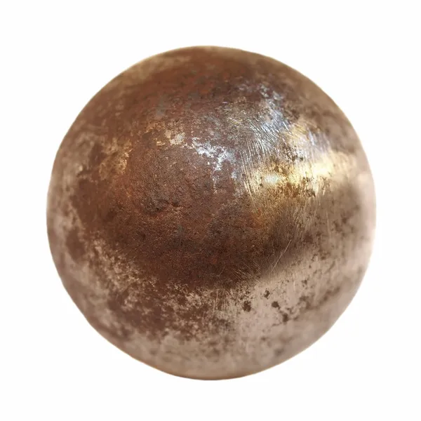 Železná kovová koule izolovaných na bílém pozadí — Stock fotografie