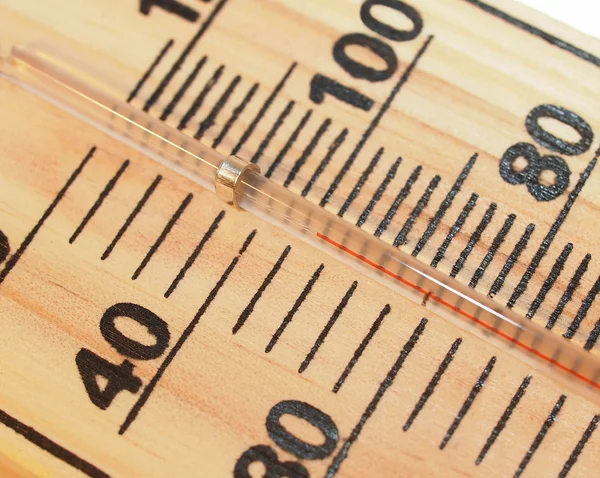 Uzavřít dřevěné stupně Celsia Fahrenheita teploměr — Stock fotografie