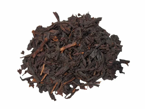 Foglie di tè nero su sfondo bianco — Foto Stock