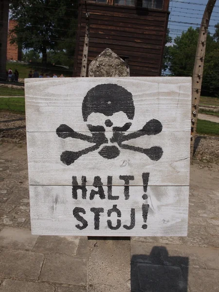 在奥斯威辛集中营的警告标志 — 图库照片