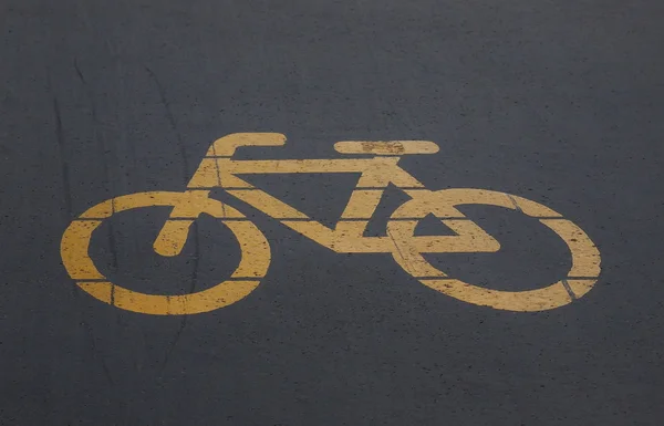 회색 아스팔트에 자전거 차선도로 표지판 — 스톡 사진