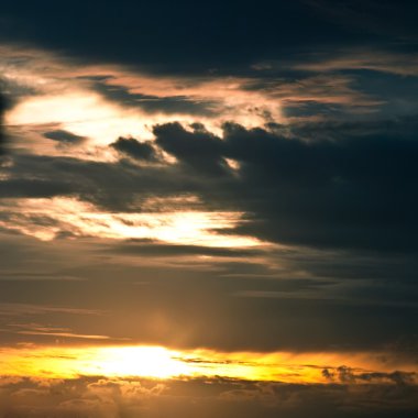 bir bulutun ardında günbatımı