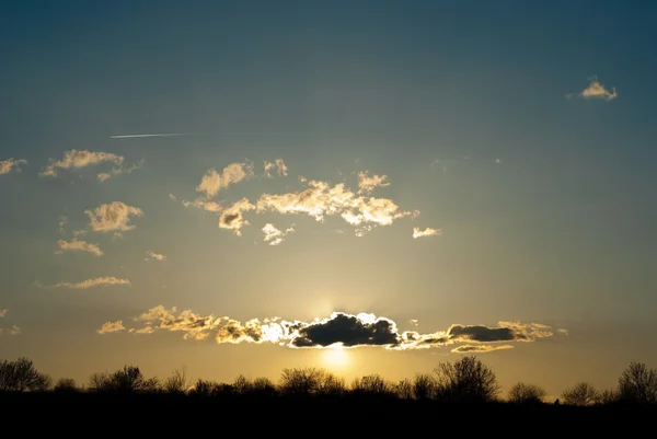 Sonnenuntergang hinter einer Wolke — Stockfoto