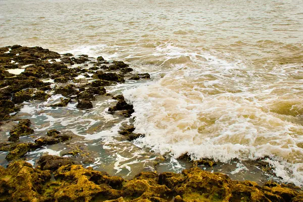 Fondo de olas con rocas — Foto de Stock